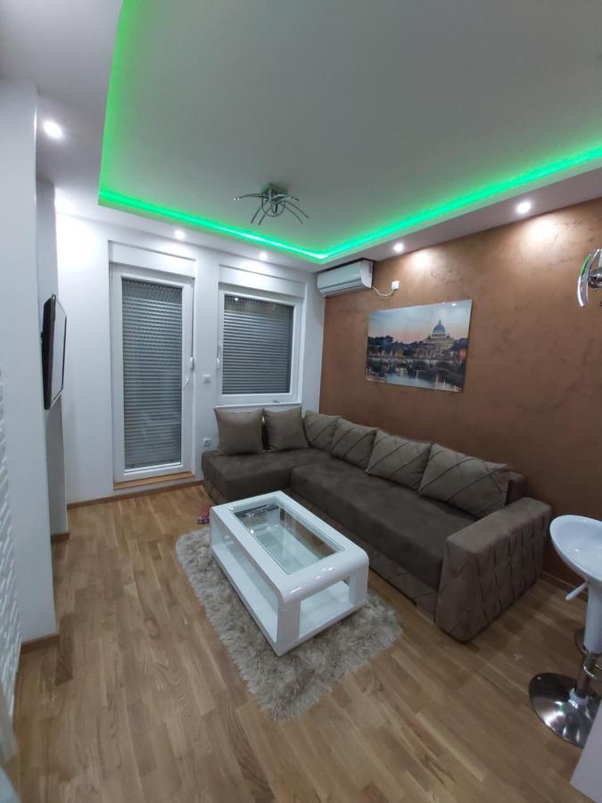 Ferienwohnung Apartman Elegance Free Garage Novi Sad Exterior foto